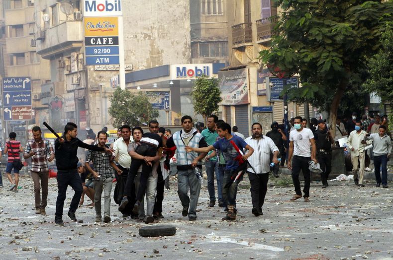 En esta imagen del 6 de octubre del 2013, fuerzas de seguridad egipcias detienen a un partidario del derrocado presidente Mohamed Morsi cerca de la Plaza Ramsis en El Cairo. El 7 de octubre, el jefe del poderoso ej&eacute;rcito egipcio afirm&oacute; que e