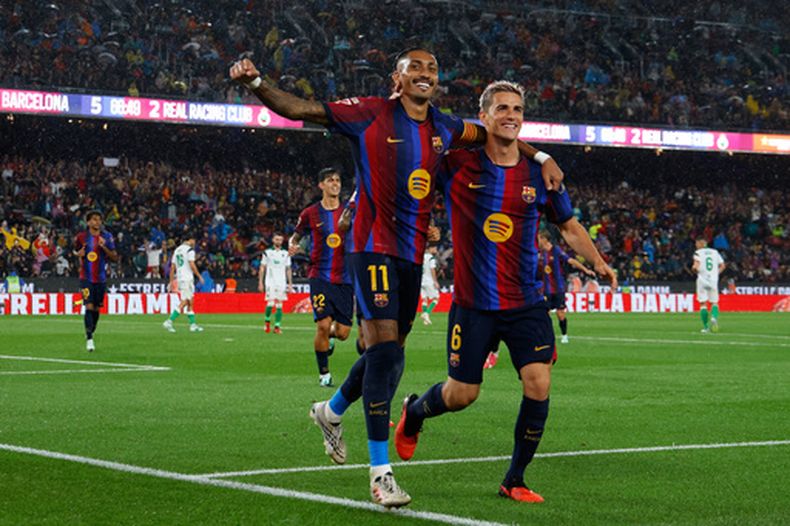 Raphinha celebra con su compañero del Barcelona Gavi tras anotar el quinto gol en el encuentro ante el Racing de Santander en La Liga el miércoles 16 de septiembre del 2026. (AP Foto/Joan Monfort)