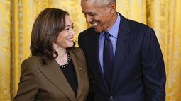 ARCHIVO - El expresidente de Estados Unidos Barack Obama habla con la vicepresidenta, Kamala Harris, durante un acto relacionado con la Ley de Cuidado de Salud Asequible en la Sala Este de la Casa Blanca en Washington, el 5 de abril de 2022. (AP Foto/Carolyn Kaster, Archivo)