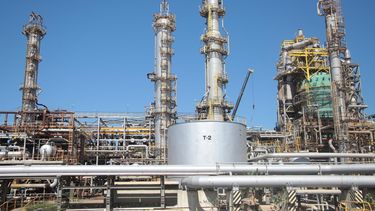 pdvsa detiene produccion de gasolina en refineria cardon