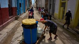 Unas personas transportan bidones de agua en La Habana, el miércoles 27 de mayo de 2026. (Foto AP/Ramón Espinosa) Unas personas transportan bidones de agua en La Habana, el miércoles 27 de mayo de 2026. (Foto AP/Ramón Espinosa)
