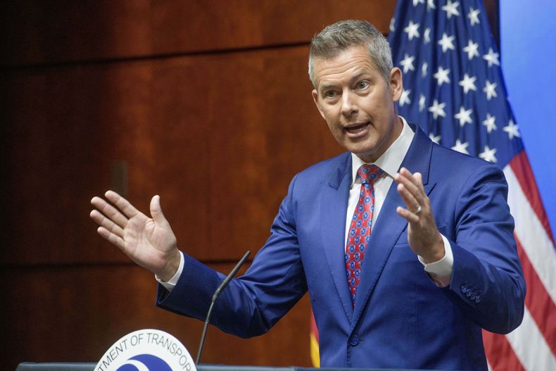 ARCHIVO - El secretario de Transporte, Sean Duffy, proporciona una actualización sobre el estado del Aeropuerto Internacional Liberty de Newark, en el Departamento de Transporte, el miércoles 28 de mayo de 2025, en Washington. (AP Foto/Rod Lamkey, Jr., Archivo)