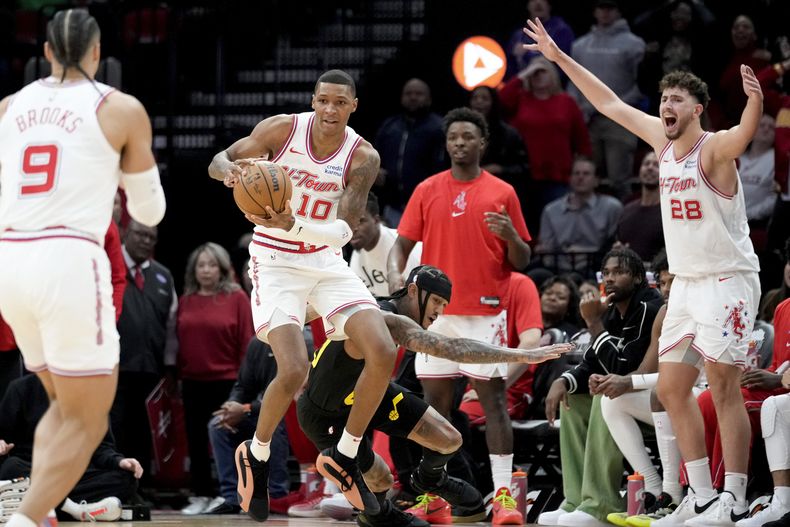 Jabari Smith Jr. (10), de los Rockets de Houston, captura un balón en la segunda mitad del partido del sábado 20 de enero de 2024, ante el Jazz de Utah (AP Foto/Eric Christian Smith)