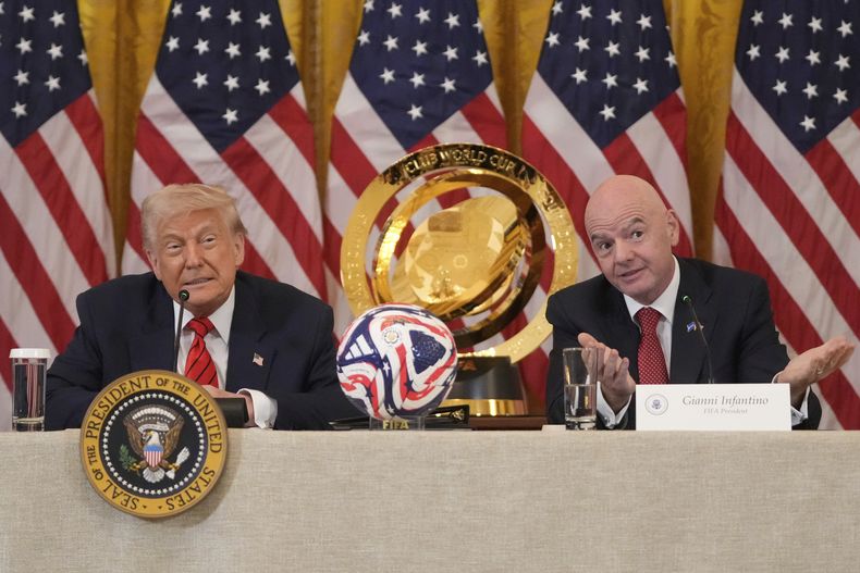 El presidente estadounidense Donald Trump escucha al presidente de la FIFA Gianni Infantino durante una reunión sobre la Copa Mundial 2025, en la Casa Blanca, el martes 6 de mayo de 2025. (AP Foto/Mark Schiefelbein)