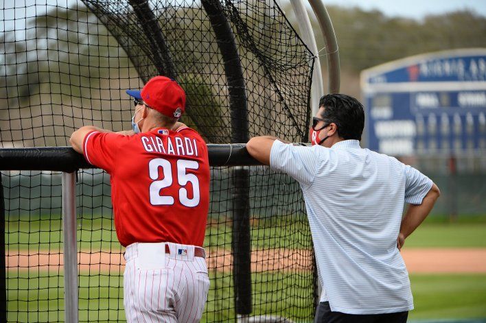 Velandia está a menudo en el campo con el manager Joe Girardi y un grupo de ex managers de los Phillies, mostrando su combinación de experiencia en el campo y en la oficina principal.Credit ... Miles Kennedy / Philadelphia Phillies