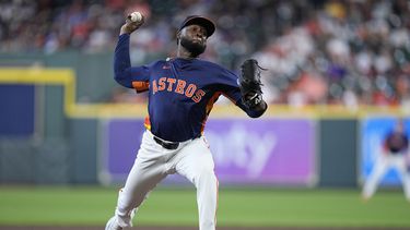 El abridor de los Astros de Houston Cristian Javier lanza en la primera entrada ante los Rangers de Texas el 14 de abril del 2024. (AP Foto/Kevin M. Cox)