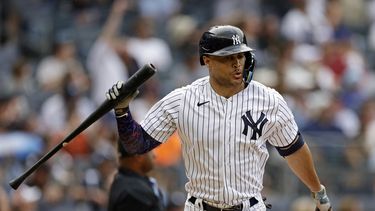Giancarlo Stanton, de los Yanquis de Nueva York, celebra un jonrón en la primera entrada del partido ante los Cachorros de Chicago, el sábado 8 de julio de 2023, en Nueva York. (AP Foto/Adam Hunger)