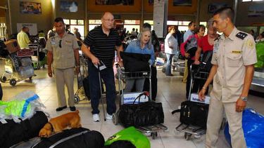 americateve | Cuba parece cargar nuevamente contra las mulas que viajan a la isla y para ello utiliza el argumento del tráfico de drogas.