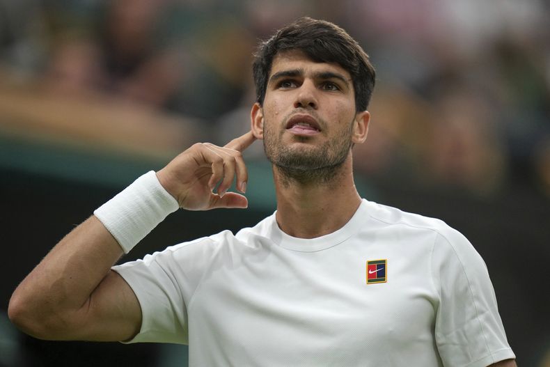Carlos Alcaraz de España gesticula mientras juega contra Andrey Rublev de Rusia durante un partido individual masculino de cuarta ronda en el Campeonato de Tenis de Wimbledon en Londres, el domingo 6 de julio de 2025. (AP Photo/Alastair Grant)