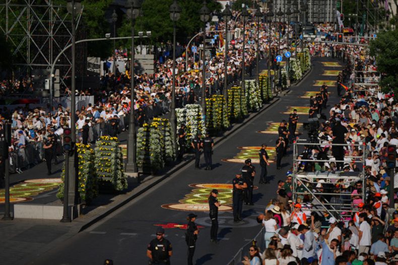 Gente espera a la llegada del papa León XIV antes de una misa y una procesión del Corpus Christi en la plaza de Cibeles en Madrid, España, el domingo 7 de junio de 2026 en el segundo de los siete días de visita apostólica a la España continental y las islas Canarias. (AP Foto/Manu Fernández)