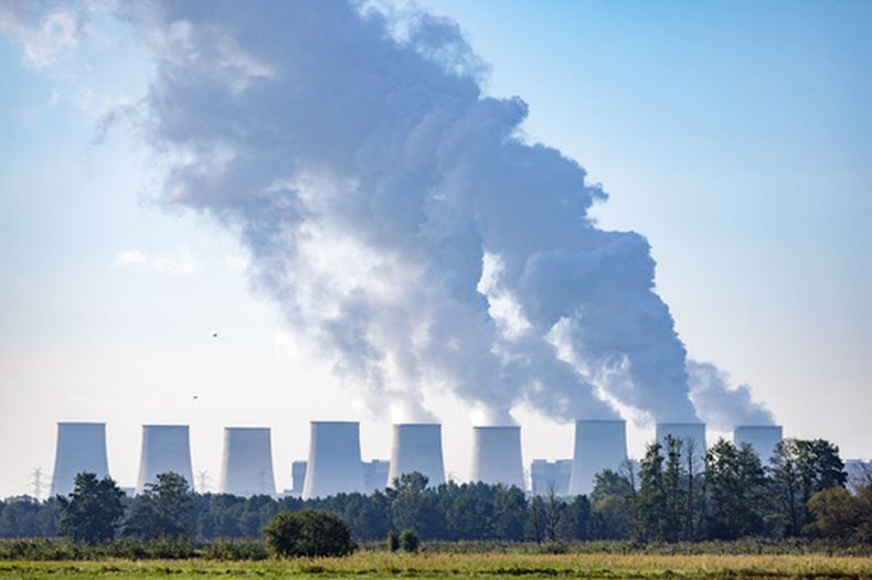 Una columna de vapor de agua se eleva de las torres de enfriamiento en la central eléctrica de Jänschwalde en Turnow-Preilack, Alemania, el miércoles 2 de septiembre de 2026. (Frank Hammerschmidt/dpa vía AP)