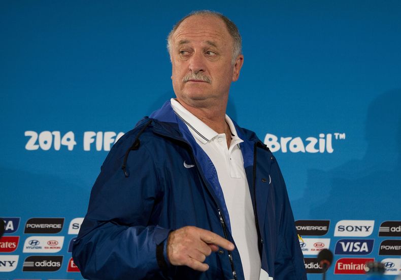 El t&eacute;cnico de la selecci&oacute;n brasile&ntilde;a Luiz Felipe Scolari llega a una conferencia de prensa previo al partido por el tercer lugar de la Copa del Mundo frente a Holanda, en el Estadio Nacional en Brasilia, Brasil, el viernes 11 de julio