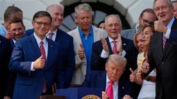 ARCHIVO - El presidente Donald Trump firma su proyecto de ley insignia de exenciones fiscales y recortes de gastos en la Casa Blanca, el 4 de julio de 2025, en Washington, rodeado de miembros del Congreso. (Foto AP/Julia Demaree Nikhinson, archivo)