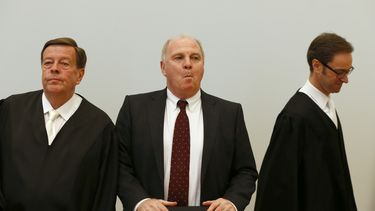 americateve | El presidente del Bayern Munich Uli Hoeness  espera el inicio del juicio por evasi&oacute;n fiscal en su contra el jueves 13 de marzo de 2014.  (Foto de AP/Michael Dalder)