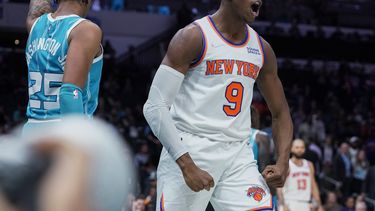 Barrett y Knicks frenan racha de 5 triunfos de Hornets