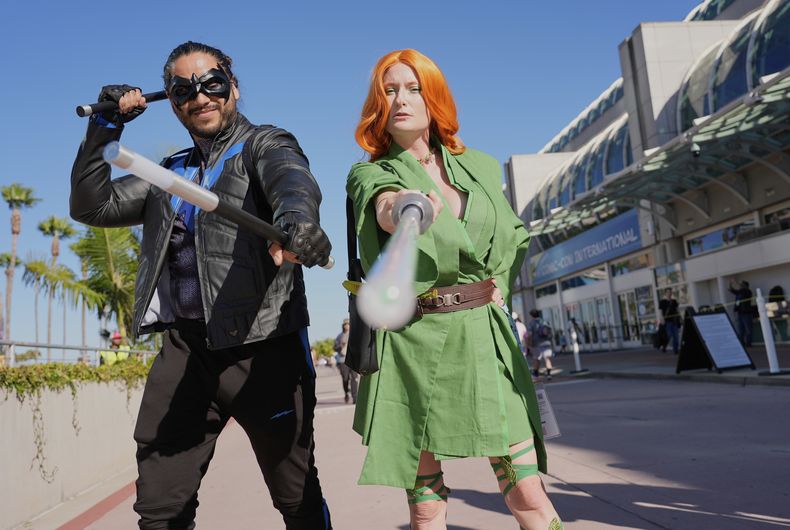 Iván Martínez, a la izquierda, vestido como Nightwing, y Jade Stone, vestida como Poison Ivy Jedi, posan para una en la noche de vista previa internacional de la Comic-Con 2025 el miércoles 23 de julio de 2025, en San Diego. (Foto AP/Chris Pizzello)