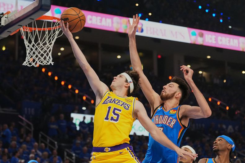 ARCHIVO - Foto del 5 de mayo del 2026, el base de los Lakers de Los Ángeles Austin reaves salta para anotar frente a Chet Holmgren y Shai Gilgeous-Alexander del Thunder de Oklahoma City en el primer encuentro de la segunda ronda de los playoffs. (AP Foto/Kyle Phillips, Archivo)