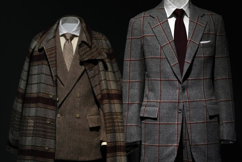 Diseños de Jeffrey Banks, a la izquierda, y Morty Sills se exhiben en la exposición del Instituto del Vestido del Museo Metropolitano de Arte, Superfine: Tailoring Black Style, el sábado 3 de mayo de 2025, en Nueva York.(Foto Charles Sykes/Invision/AP)