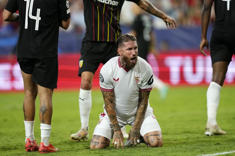 El zaguero del Sevilla Sergio Ramos durante el partido contra Lens por la Liga de Campeones, el miércoles 20 de septiembre de 2023, en Sevilla. (AP Foto/José Bretón)