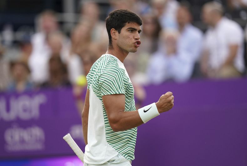 El español Carlos Alcaraz reacciona durante el encuentro de cuartos de final ante el búlgaro Grigor Dimitrov en el campeonato Queens Club championship en Londres el viernes 23 de junio del 2023. (Adam Davy/PA via AP)