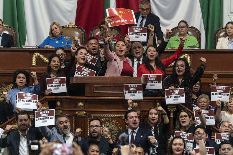 ARCHIVO - Legisladores se manifiestan a favor de la reforma judicial en el Congreso, en la Ciudad de México, el 12 de septiembre de 2024. (AP Foto/Félix Márquez, Archivo)