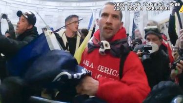 Esta imagen de un video captado por la cámara corporal de un policía y contenida en el memorando de sentencia del Departamento de Justicia muestra a John George Todd III en la Rotonda del Capitolio de Estados Unidos, el 6 de enero de 2021, en Washington. Todd, un veterano de la Infantería de Marina, fue sentenciado a 5 años de cárcel el viernes 31 de mayo de 2024 por agredir a un policía en los disturbios del Capitolio. (Departamento de Justicia vía AP)
