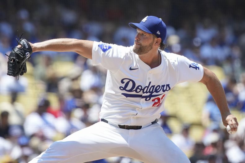 Clayton Kershaw, abridor de los Dodgers de Los Ángeles, hace un lanzamiento en el encuentro del jueves 25 de julio de 2024, frente a los Gigantes de San Francisco (AP Foto/Eric Thayer)