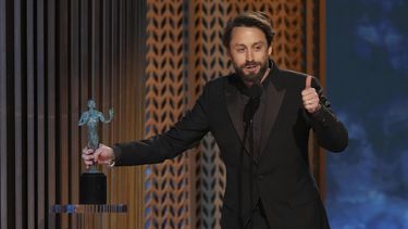 Kieran Culkin recibe el premio a mejor actor de reparto por A Real Pain en la 31ª edición anual de los Premios SAG el domingo 23 de febrero de 2025 en el Shrine Auditorium de Los Ángeles. (Foto AP/Chris Pizzello)