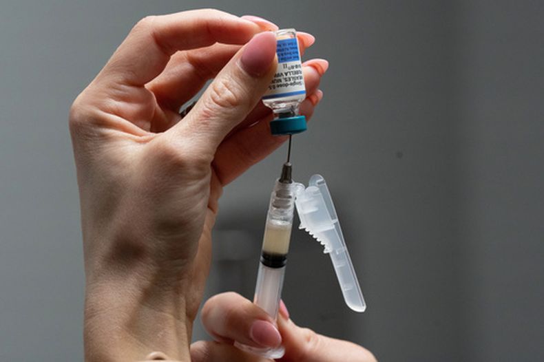 ARCHIVO – La enfermera Lauren Ellenburg prepara una vacuna combinada contra el sarampión, las paperas y la rubéola para un paciente en Tiger Pediatrics, en Easley, Carolina del Sur, el 17 de marzo de 2026. (AP Foto/Mary Conlon, Archivo)