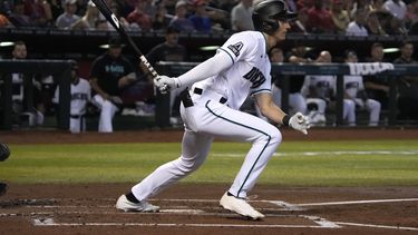 Dominic Canzone, de los Diamondbacks de Arizona, batea en la segunda entrada del partido ante los Piratas de Pittsburgh, el sábado 8 de julio de 2023, en Phoenix. (AP Foto/Rick Scuteri)