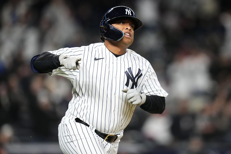 Willie Calhoun, de los Yanquis de Nueva York, recorre las bases al conectar un jonrón ante los Guardianes de Cleveland, el martes 2 de mayo de 2023 (AP Foto/Frank Franklin II)