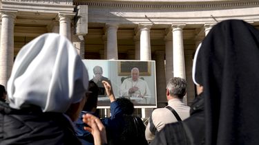 La pantalla donde aparece el papa Francisco en la Plaza de San Pedro en el Vaticano el 3 de diciembre de 2023. (Foto AP /Andrew Medichini)