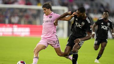 El mediocampista del Inter Miami Benjamin Cremaschi y el defensa del D.C. United Donovan Pines pelean por el balón en el encuentro de la MLS el sábado 8 de julio del 2023. (AP Foto/Alex Brandon)