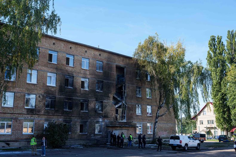 Policías miran a una escuela dañada por un ataque ruso de dron en Kiev, Ucrania, el jueves 1 de jueves de octubre de 2026. (AP Foto/Evgeniy Maloletka)
