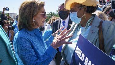 Pelosi dice que demócratas aprobarán ley de infraestructura