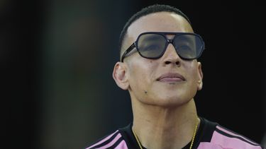 ARCHIVO - El rapero Daddy Yankee en un partido de fútbol de la MLS entre el Inter Miami y los Colorado Rapids, el sábado 6 de abril de 2024, en Fort Lauderdale, Florida. (Foto AP/Rebecca Blackwell, archivo)