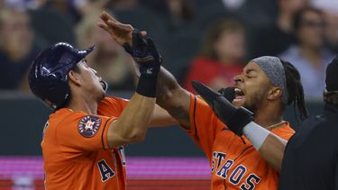 Mauricio Dubón, izquierda, y Corey Julks, derecha, celebran después de anotar con un triple de Chas McCormick en la octava entrada del juego de béisbol en contra de los Rangers de Texas, el domingo 2 de julio de 2023, en Arlington, Texas. (AP Foto/Gareth Patterson)