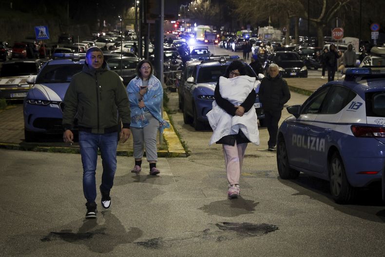 Gente en la calle por seguridad tras un sismo al norte de Nápoles, Italia, el jueves 13 de marzo de 2025. (Alessandro Garofalo/LaPresse via AP)