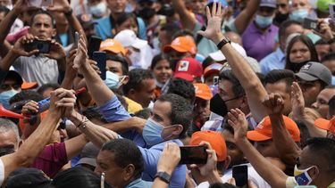 Cientos protestan por inhabilitación de candidato venezolano
