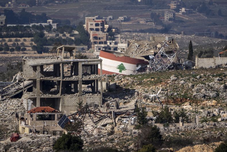La aldea libanesa de Meiss El-Jabal luce destruida en imagen tomada desde el otro lado de la frontera en el norte de Israel, el jueves 23 de enero de 2025. (AP Foto/Ariel Schalit)