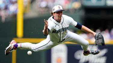 Logan Gilbert, abridor de los Marineros de Seattle, hace un lanzamiento de asistencia para retirar en primera base a Nathan Lukes, de los Azulejos de Toronro, durante la cuarta entrada del juego de béisbol de Grandes Ligas, el sábado 4 de julio de 2026, en Seattle. (AP Foto/Lindsey Wasson)