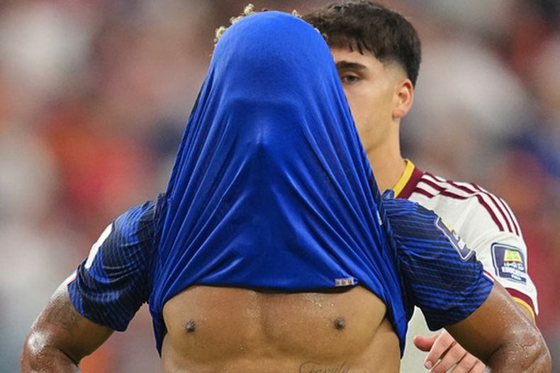 Desire Doue se cubre el rostro tras la derrota de Francia ante España en las semifinales del Mundial, el martes 14 de julio de 2026, en Arlington, Texas. (AP Foto/Julio Cortez)