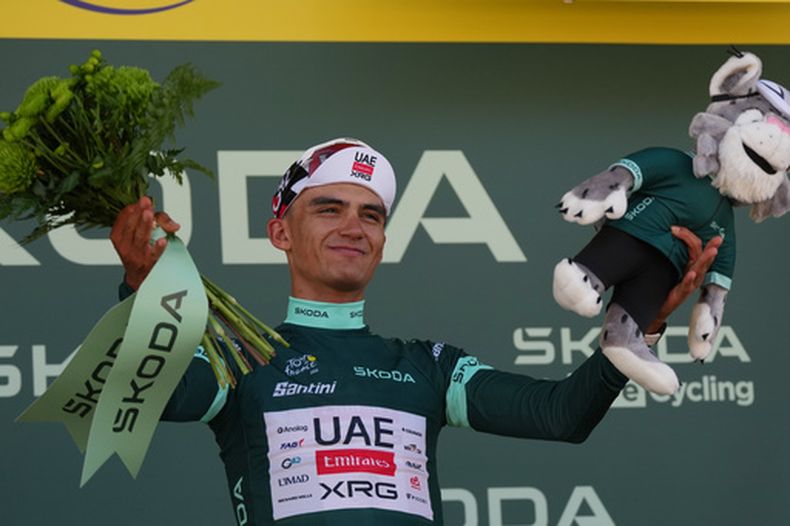 El mexicano Isaac Del Toro celebra tras ganar la segunda etapa del Tour de Francia entre Tarragone y Barcelona, España el domingo 5 de julio del 2026. (AP Foto/Thibault Camus)