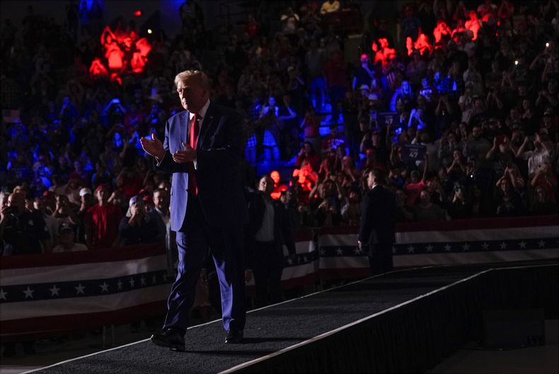El candidato presidencial republicano, el expresidente Donald Trump, llega a un evento de campaña en el Ryder Center de la Universidad Estatal del Valle de Saginaw, el jueves 3 de octubre de 2024, en University Center, Michigan. (AP Foto/Alex Brandon)