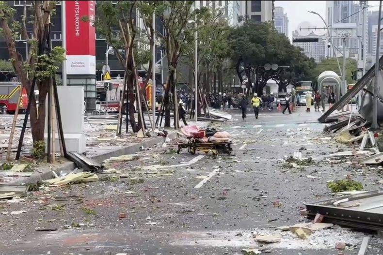 En esta imagen, tomada de un video de la televisora taiwanesa TVBS, se muestran escombros esparcidos por la calle tras una explosión en el centro comercial Shin Kong Mitsukoshi, en la ciudad de Taichung, en Taiwán, el 13 de febrero de 2025. (TVBS vía AP )