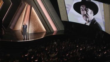Morgan Freeman habla de Gene Hackman con una imagen del fallecido actor en la pantalla durante los Oscar el domingo 2 de marzo de 2025 en el Teatro Dolby de Los Ángeles. (Foto AP/Chris Pizzello)