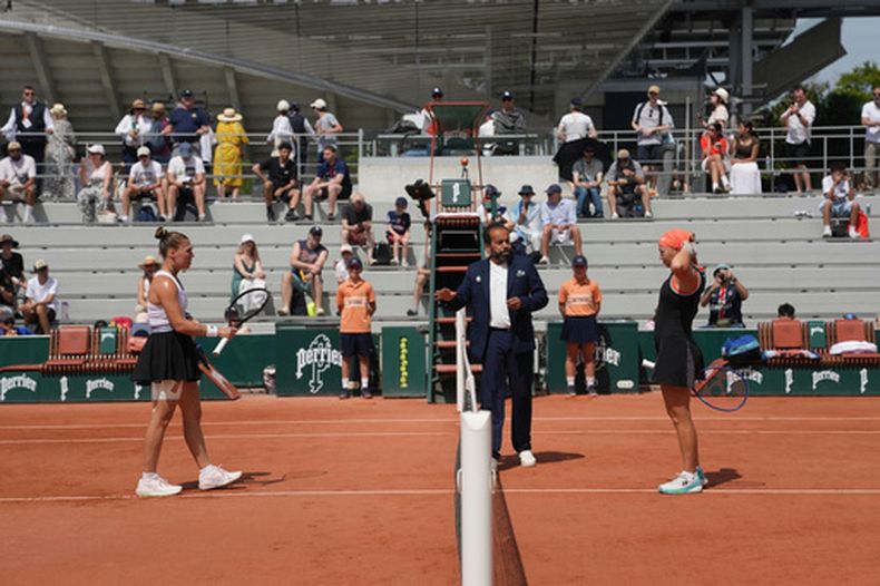 Diana Shnaider (derecha) y Oleksandra Oliynykova previo a su partido de la tercera ronda de Roland Garros, el sábado 30 de mayo de 2026, en París. (AP Foto/Thibault Camus)