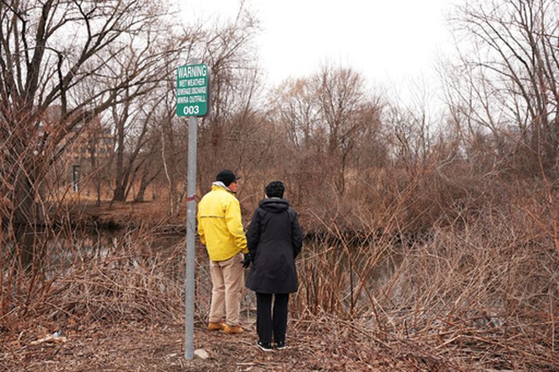 Los activistas David Stoff y Ann McDonald en la Alewife Brook Reservation en Cambridge, Massachusetts, el 13 de marzo del 2026. (Lucie McCormick/MIT Programa de Posgrado en Periodismo Científico, via AP)