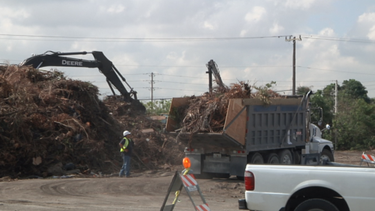 continuan las labores de limpieza de escombros en las ciudad de hialeah