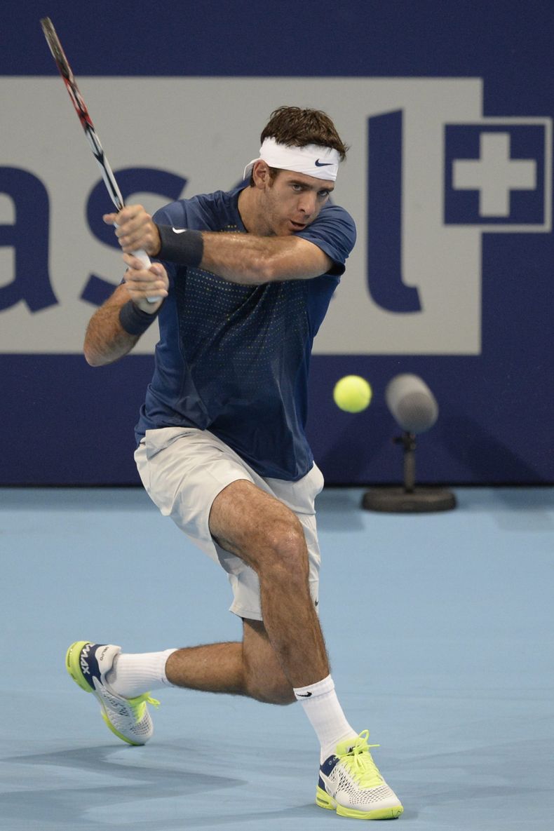 El argentino Juan Mart&iacute;n del Potro en acci&oacute;n contra Marcos Baghdatis en el torneo bajo techo de Basilea, Suiza, el 24 de octubre del 2013. Del Potro gan&oacute; en sets corridos y pas&oacute; a los cuartos de final. (AP Photo/Keystone,Georgi